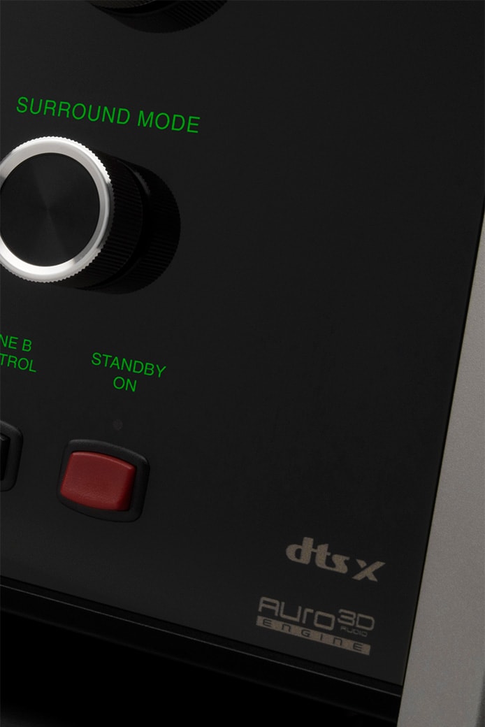 McIntosh MX180 z čelního úhlu se zeleným písmem a stříbrnými ovladači