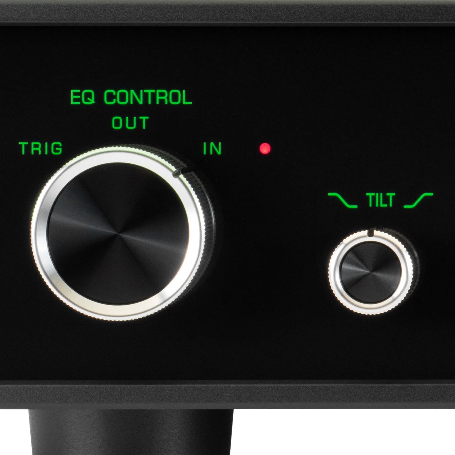 Detail ovladačů McIntosh MQ112 — přepínač EQ Control IN/OUT, indikátor a ovladač TILT s vlnovou ikonou