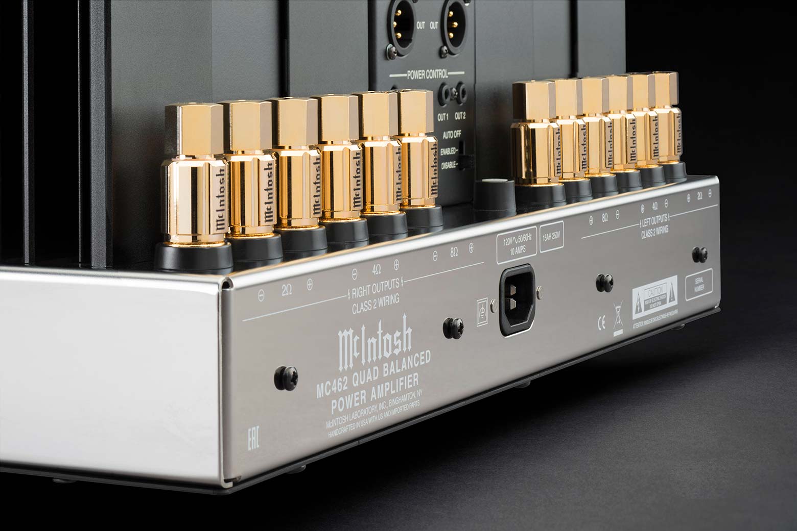 Detail zadního panelu McIntosh MC462 se zlacenými reproduktorovými svorkami Solid Cinch a symetrickými vstupy