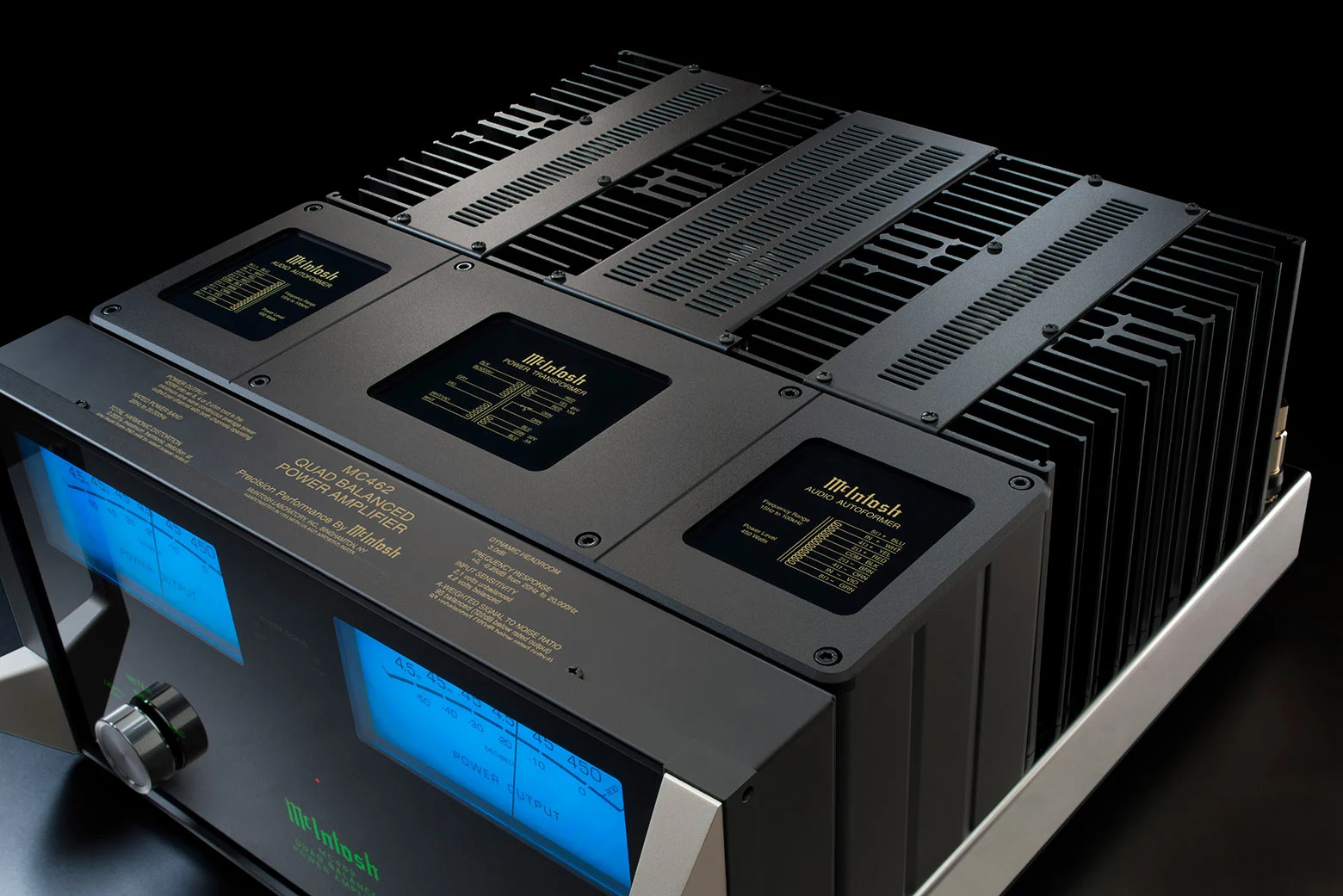 Horní část McIntosh MC462 se třemi kryty se skleněnými vložkami — dva audio transformátory Autoformer a napájecí transformátor