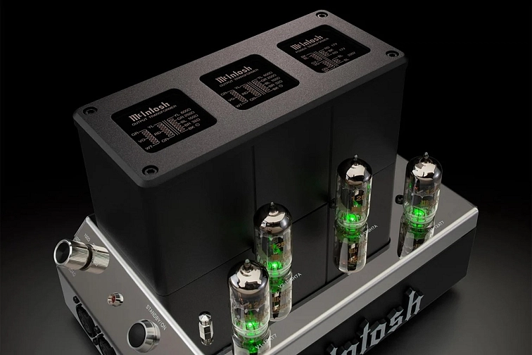 Pohled shora na dvojici výstupních transformátorů Unity Coupled Circuit a žhnoucí elektronky McIntosh MHA200