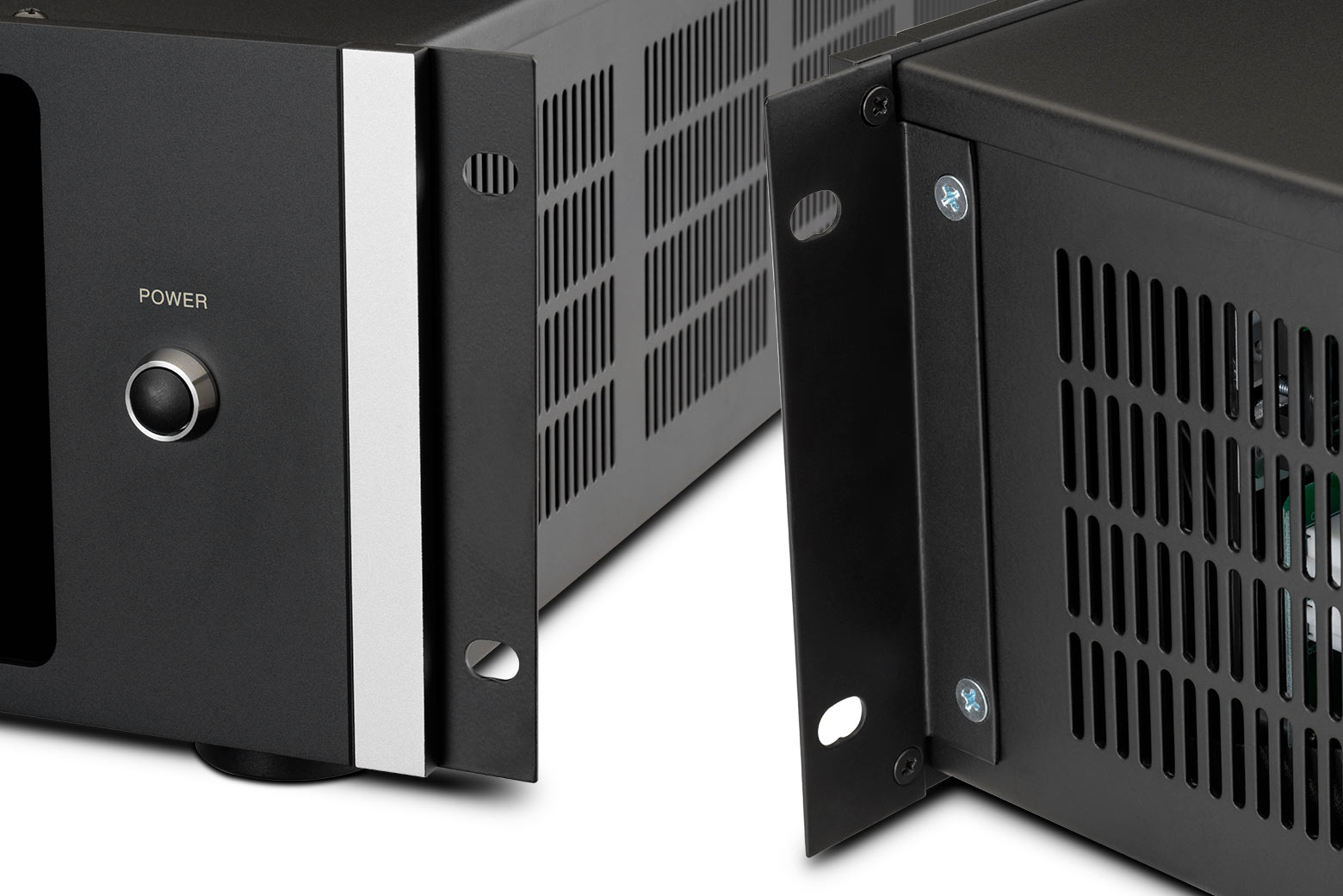Detail odnímatelných montážních uší McIntosh pro instalaci zesilovače do racku