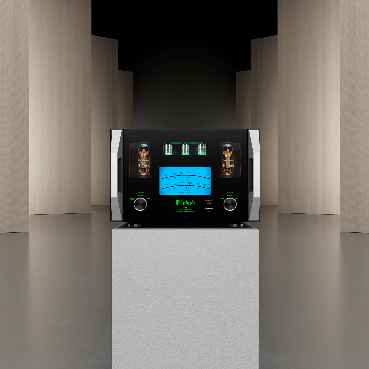 McIntosh MC451 zepředu na soklu — dvojice elektronek KT88, signálové elektronky a modrý měřič DualView