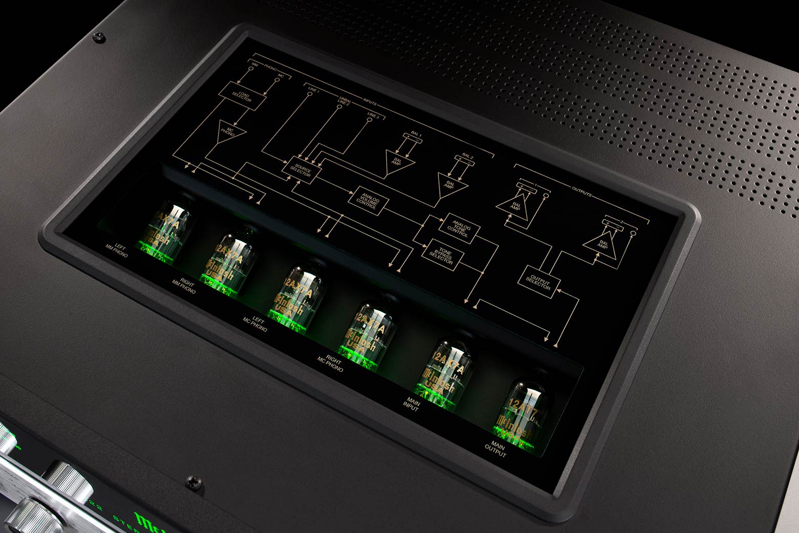 Detailní pohled shora na šest zeleně prosvícených elektronek 12AX7A a 12AT7 pod skleněným okénkem v horní části McIntosh C22 Mk V s gravírovaným schématem obvodu