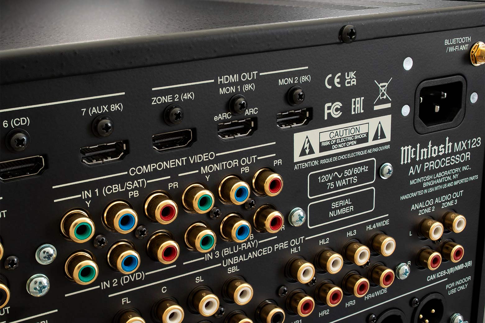 Detail HDMI a symetrických konektorů na zadním panelu McIntosh MX123