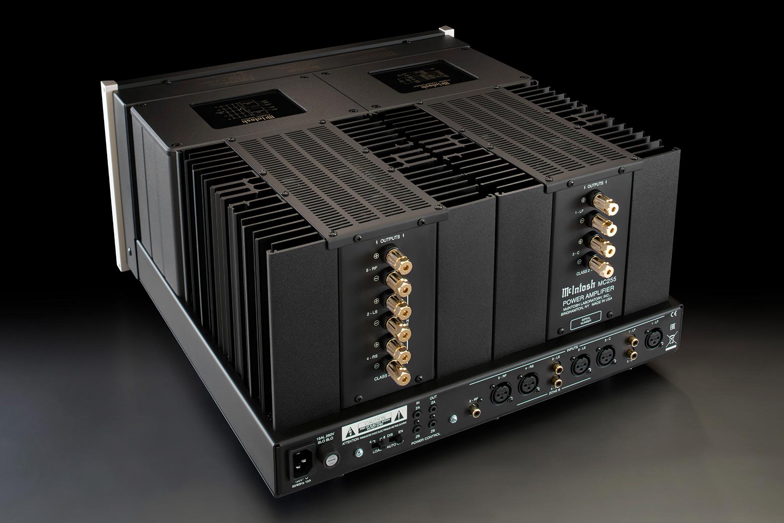 Zadní strana McIntosh MC255 s pozlacenými reproduktorovými terminály pro pět kanálů a symetrickými vstupy pro zónu A a B