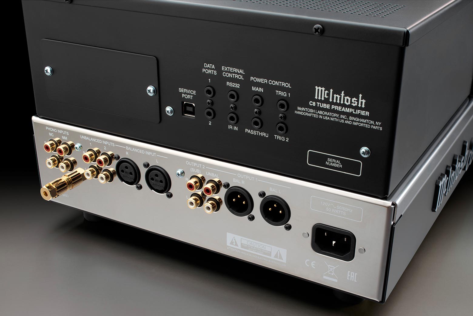 Zadní panel McIntosh C8 s analogovými a phono vstupy a krycí deskou pro modul DA2