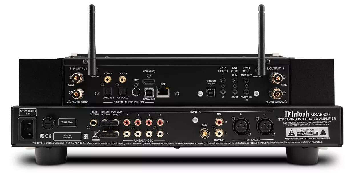 Zadní panel McIntosh MSA5500 — sedm digitálních a pět analogových vstupů, gramofonový vstup, HDMI ARC, Ethernet a reproduktorové svorky