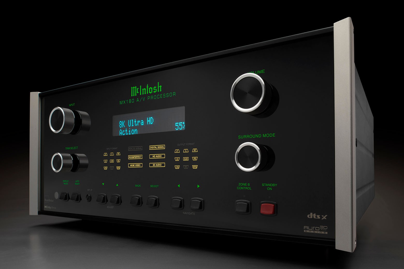 Čelní panel McIntosh MX180 se zeleným písmem, displejem 8K Ultra HD a logy Dolby Atmos, DTS:X a Auro-3D