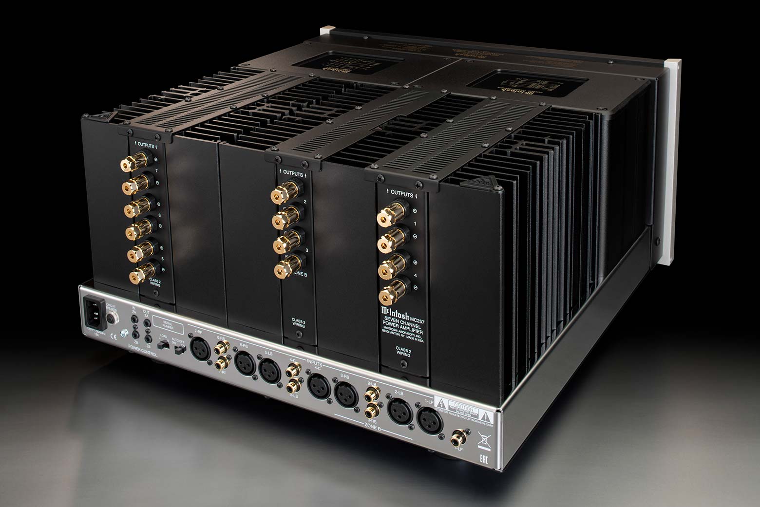 Zadní strana McIntosh MC257 s pozlacenými reproduktorovými terminály pro sedm kanálů a symetrickými vstupy pro zónu A a B