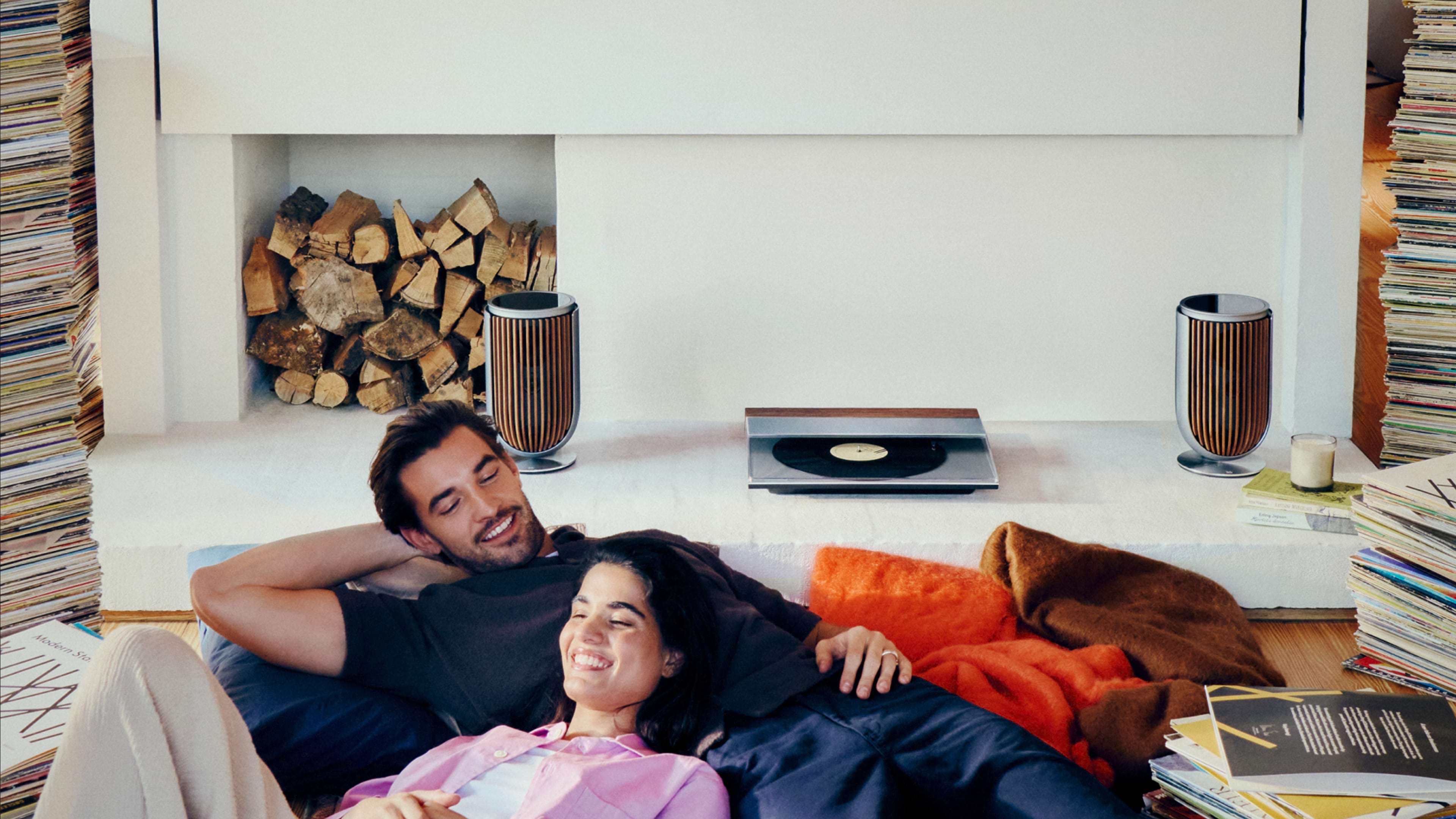 Beosystem 3000c Dune Grey v interiéru — oficiální foto Bang & Olufsen