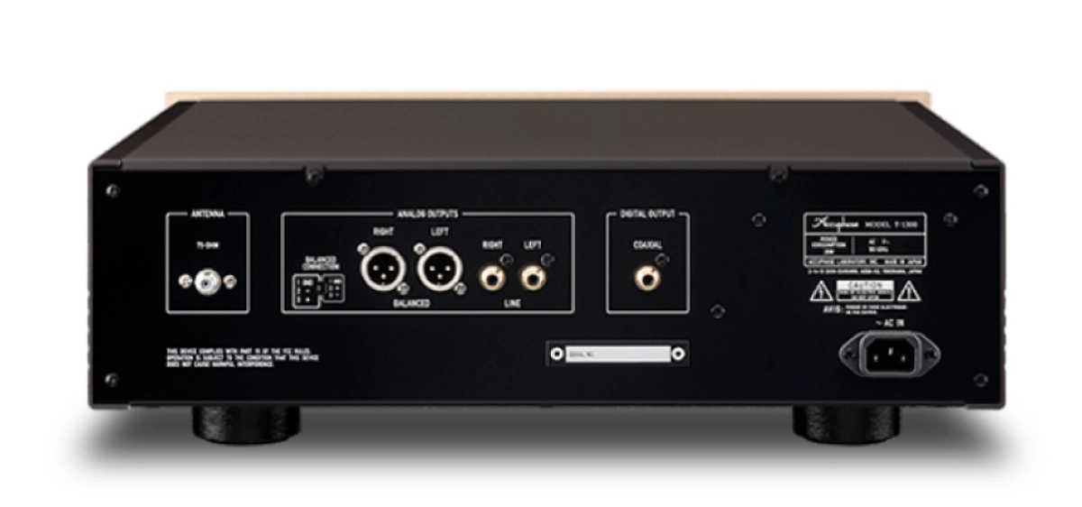 Zadní panel Accuphase T-1300 s anténním vstupem, vyváženými XLR a RCA výstupy a koaxiálním digitálním výstupem