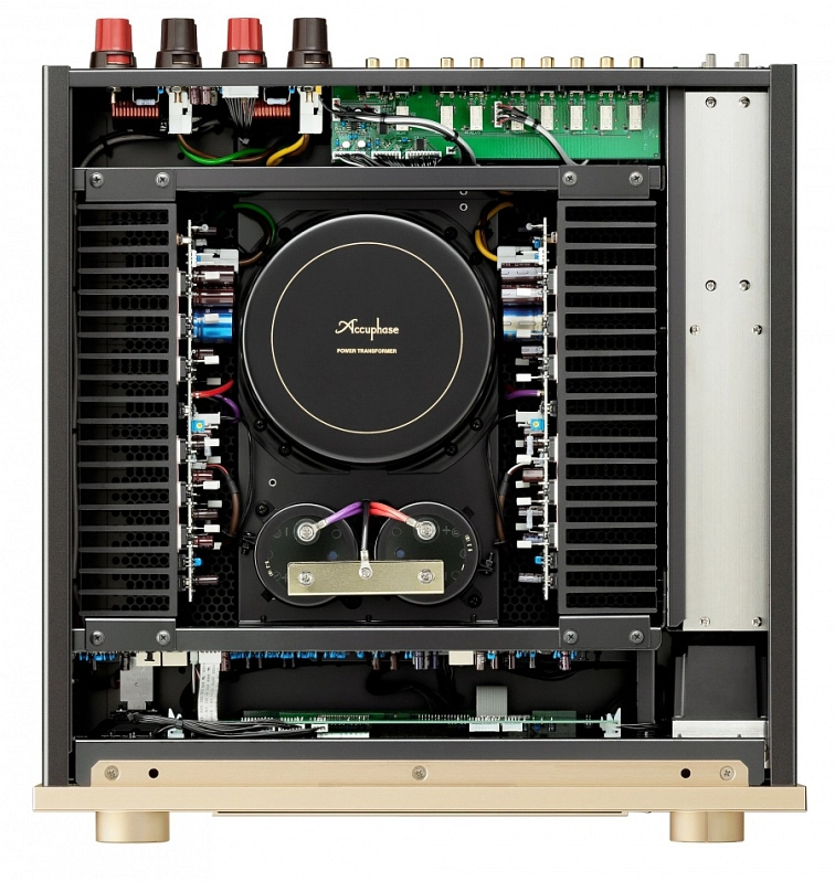Pohled shora do útrob Accuphase E-800 s velkým toroidním transformátorem uprostřed a chladiči po stranách
