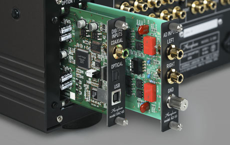 Modul Accuphase DAC-60 zasunutý do option portu zesilovače Accuphase, vedle vstupního modulu, s panelem digitálních vstupů koaxiál, optika a USB