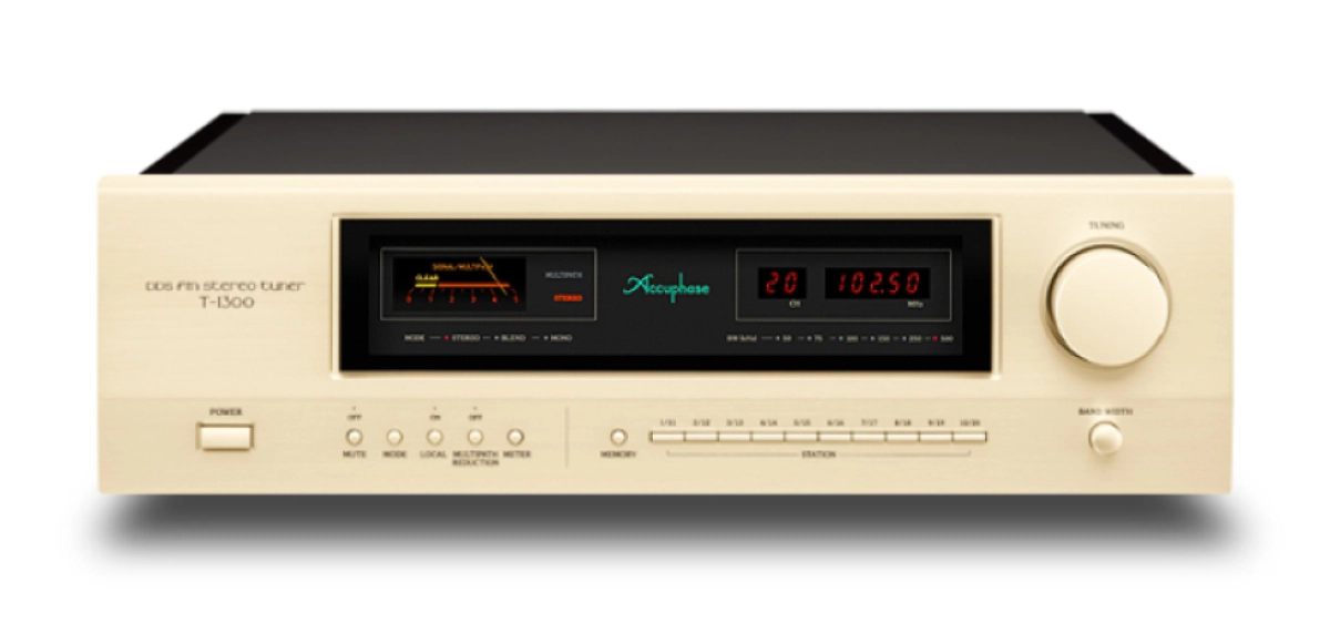 Čelní panel Accuphase T-1300 v sestavě komponentů Accuphase