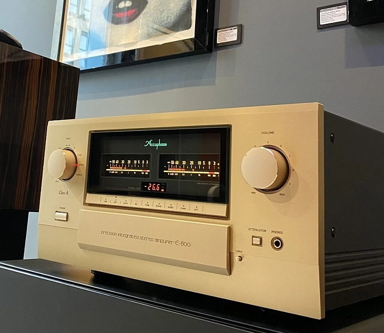 Accuphase E-800 na konzoli v poslechové místnosti, šampaňsky zlatá čelní deska a podsvícené ručkové indikátory