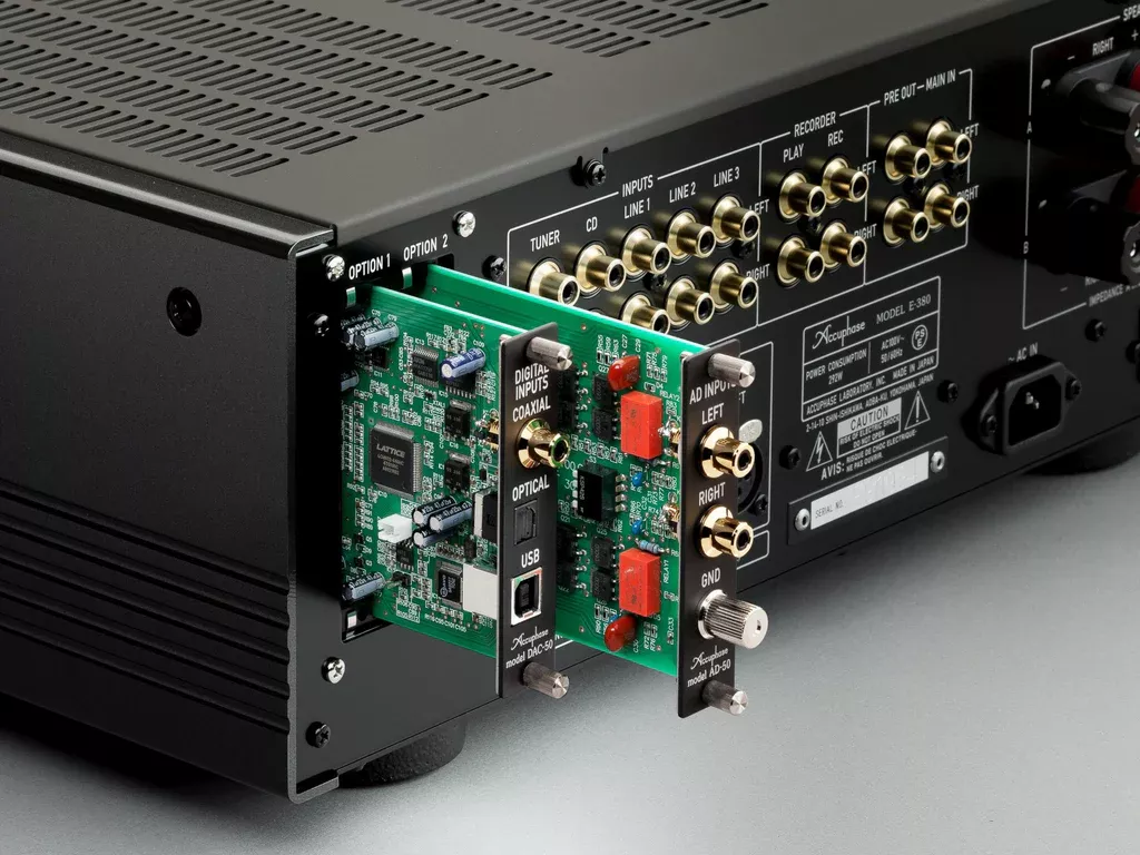 Zadní panel Accuphase E-380 s vloženými volitelnými moduly — digitální vstupní deska DAC-50 a phono modul AD-50