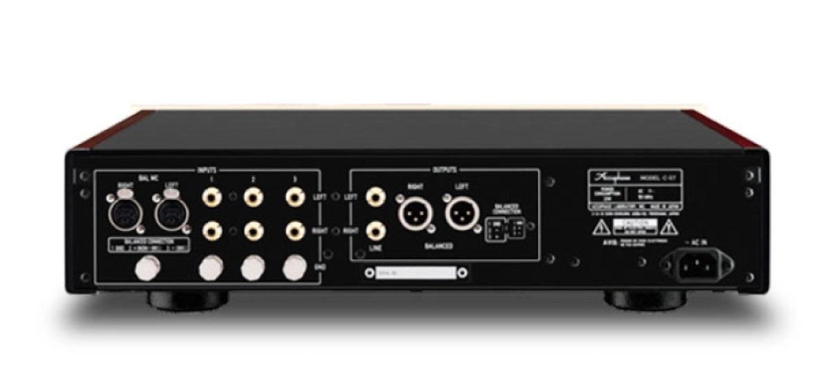 Zadní panel Accuphase C-57 — symetrické XLR vstupy pro MC, tři gramofonové vstupy, RCA i balanced výstupy a síťový konektor