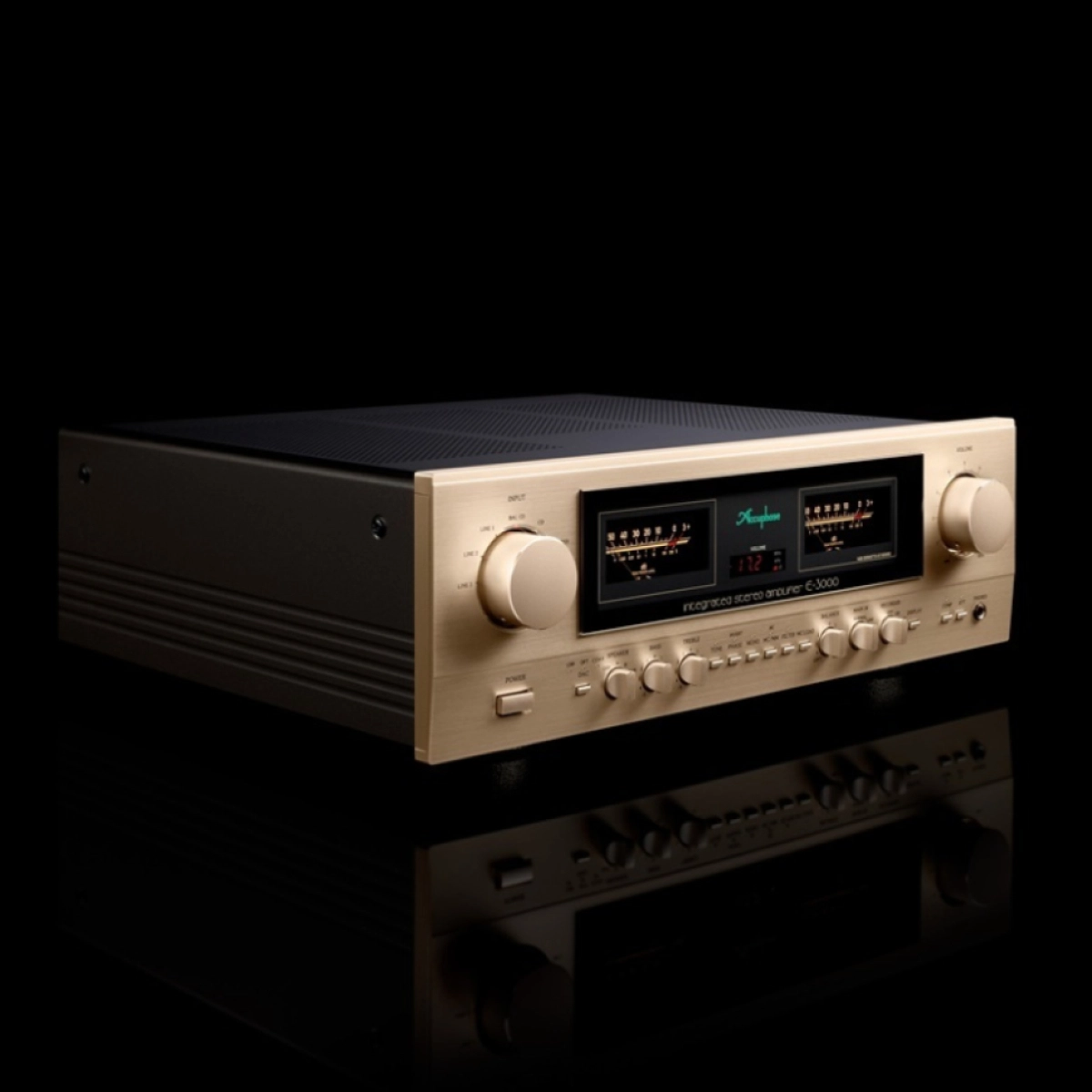 Accuphase E-3000 zepředu &mdash; zlatý čelní panel se dvěma ručkovými ukazateli výkonu na černém pozadí