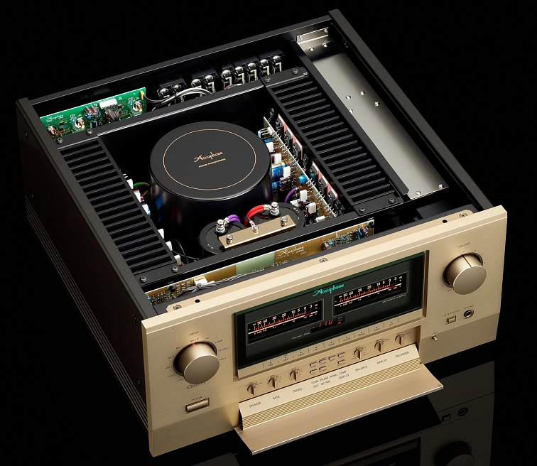 Accuphase E-800 ze šikmého pohledu se sejmutým krytem, vidět toroidní transformátor, chladiče a vnitřní zapojení