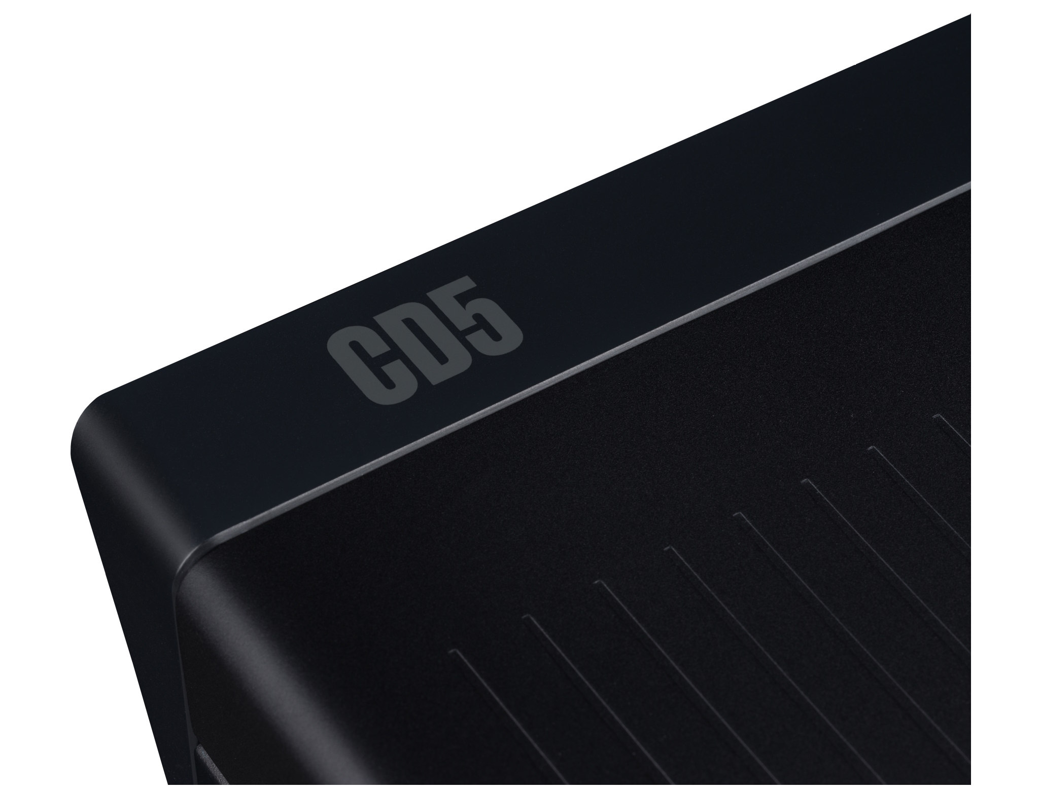 Detail ARCAM CD5 řady Radia se skrytým displejem za matným předním panelem