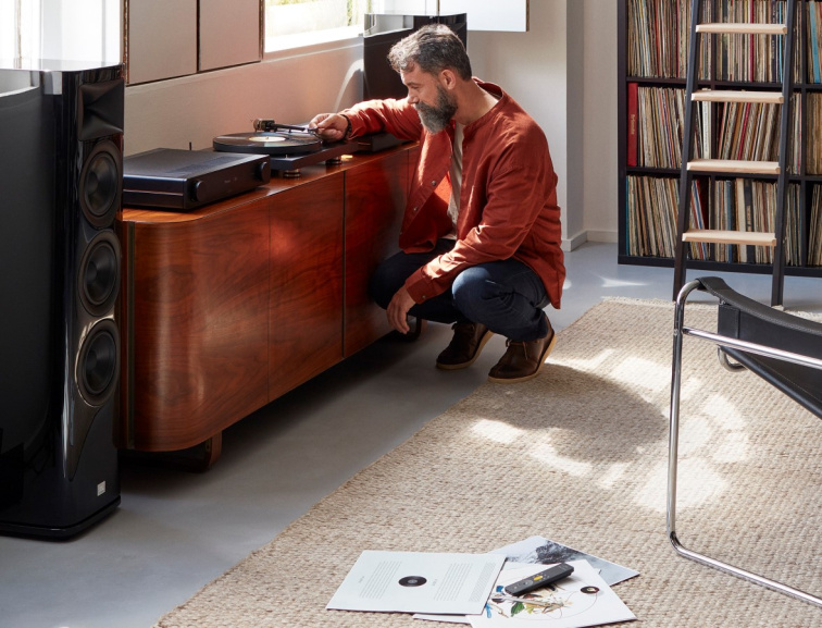 ARCAM A15+ – design s čistými liniemi a žlutými odlesky