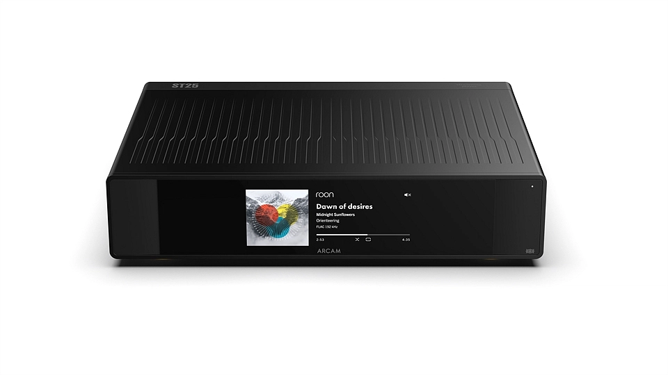 ARCAM ST25 — detail moderního designu s čistými liniemi a žlutými detaily a zadním kovovým nástavcem