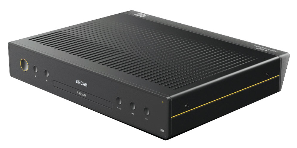 ARCAM CD5 v šikmém pohledu, čelní panel s jemnými žlutými akcenty řady Radia