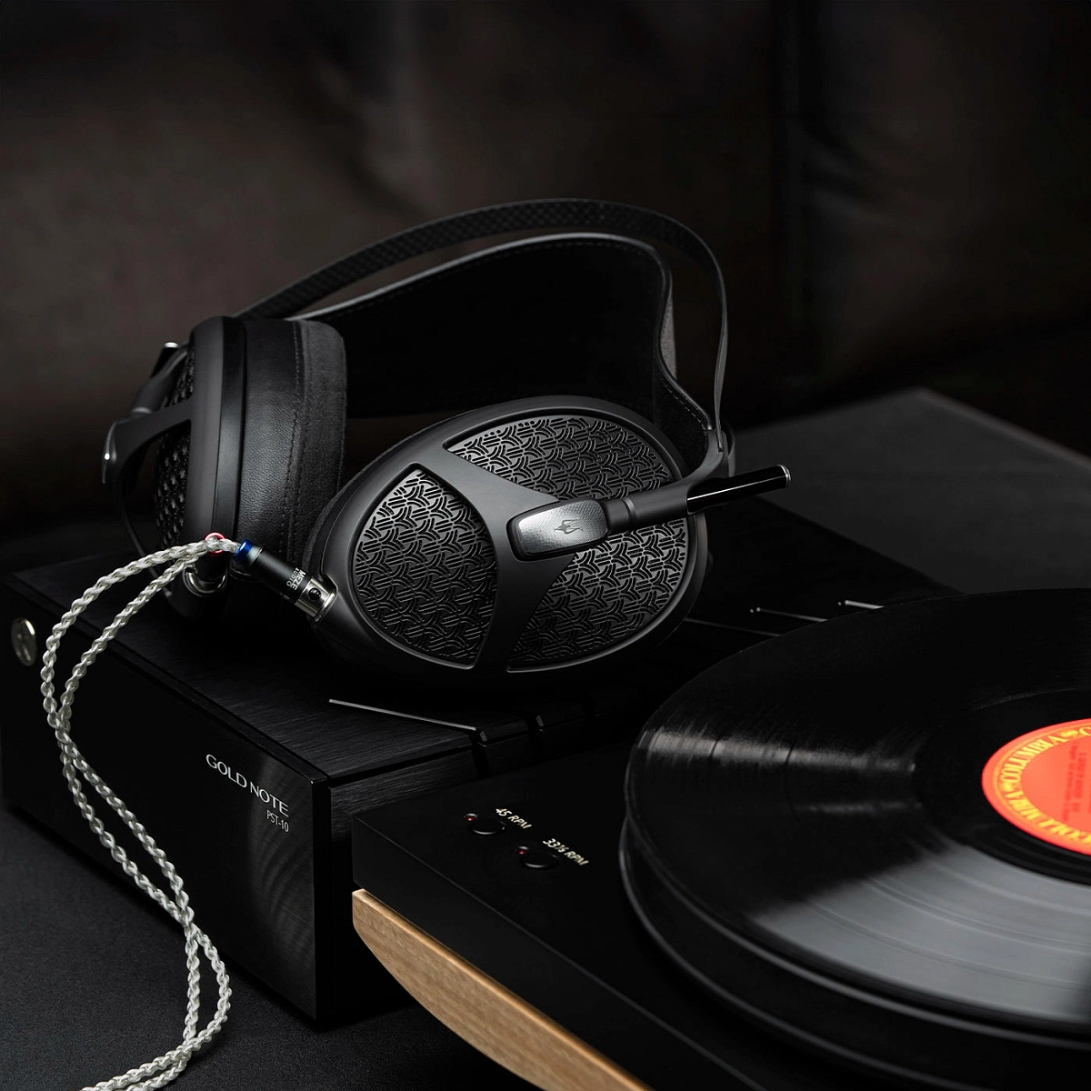 Sluchátka Meze Audio Empyrean II položená u gramofonu připravená k poslechu
