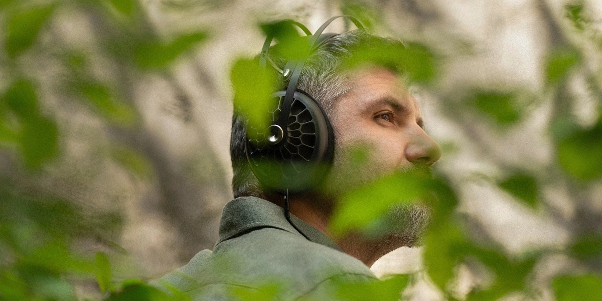 Otevřená sluchátka Meze Audio 105 Aer při domácím poslechu v atmosférickém přirozeném světle