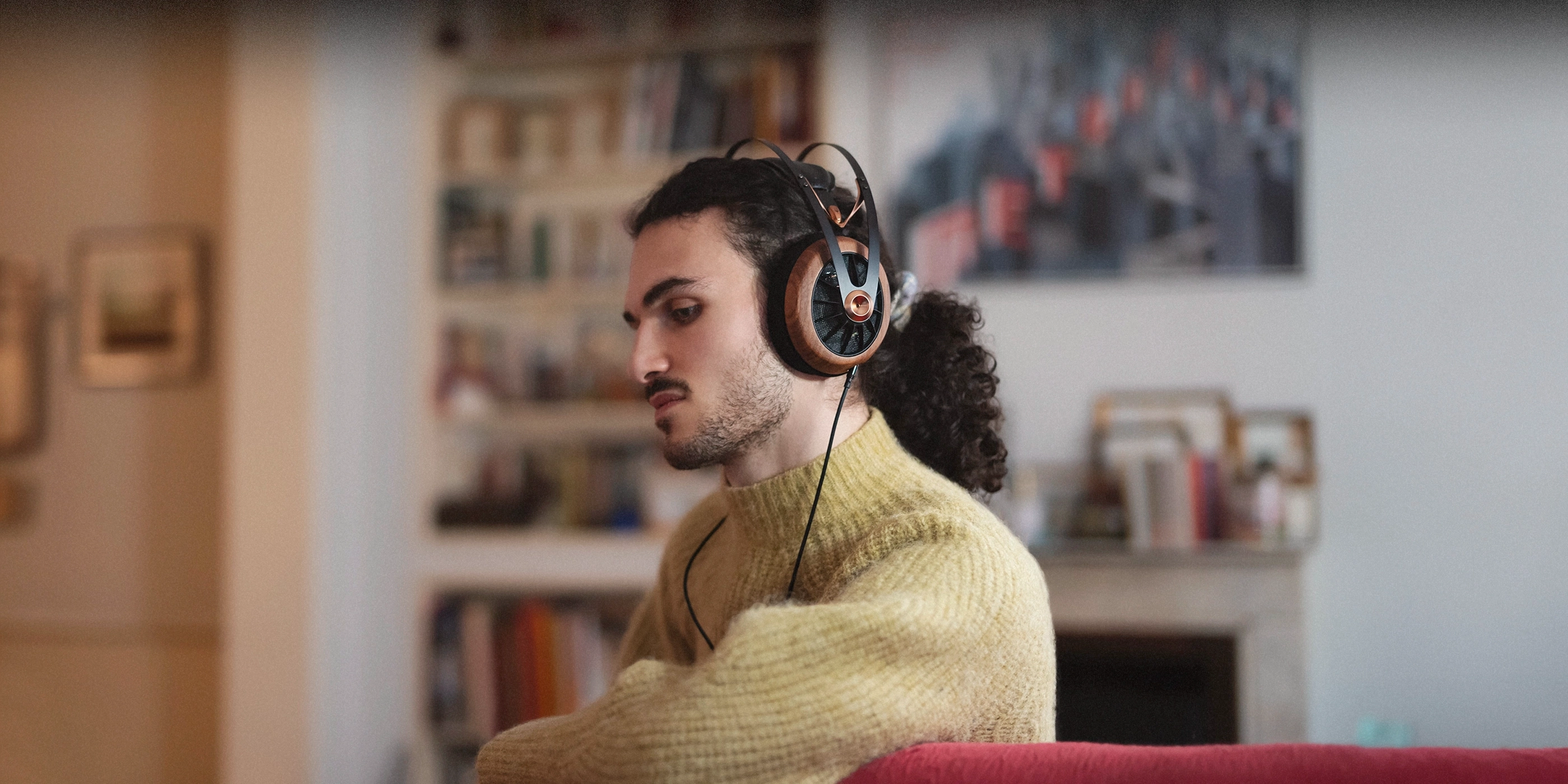Náhlavní sluchátka Meze Audio 109 Pro s ořechovými mušlemi a kovovými rameny v atmosférickém záběru
