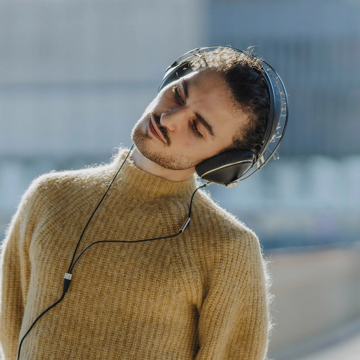 Odnímatelný kabel s konektorem 3,5 mm u sluchátek Meze Audio 99 Neo