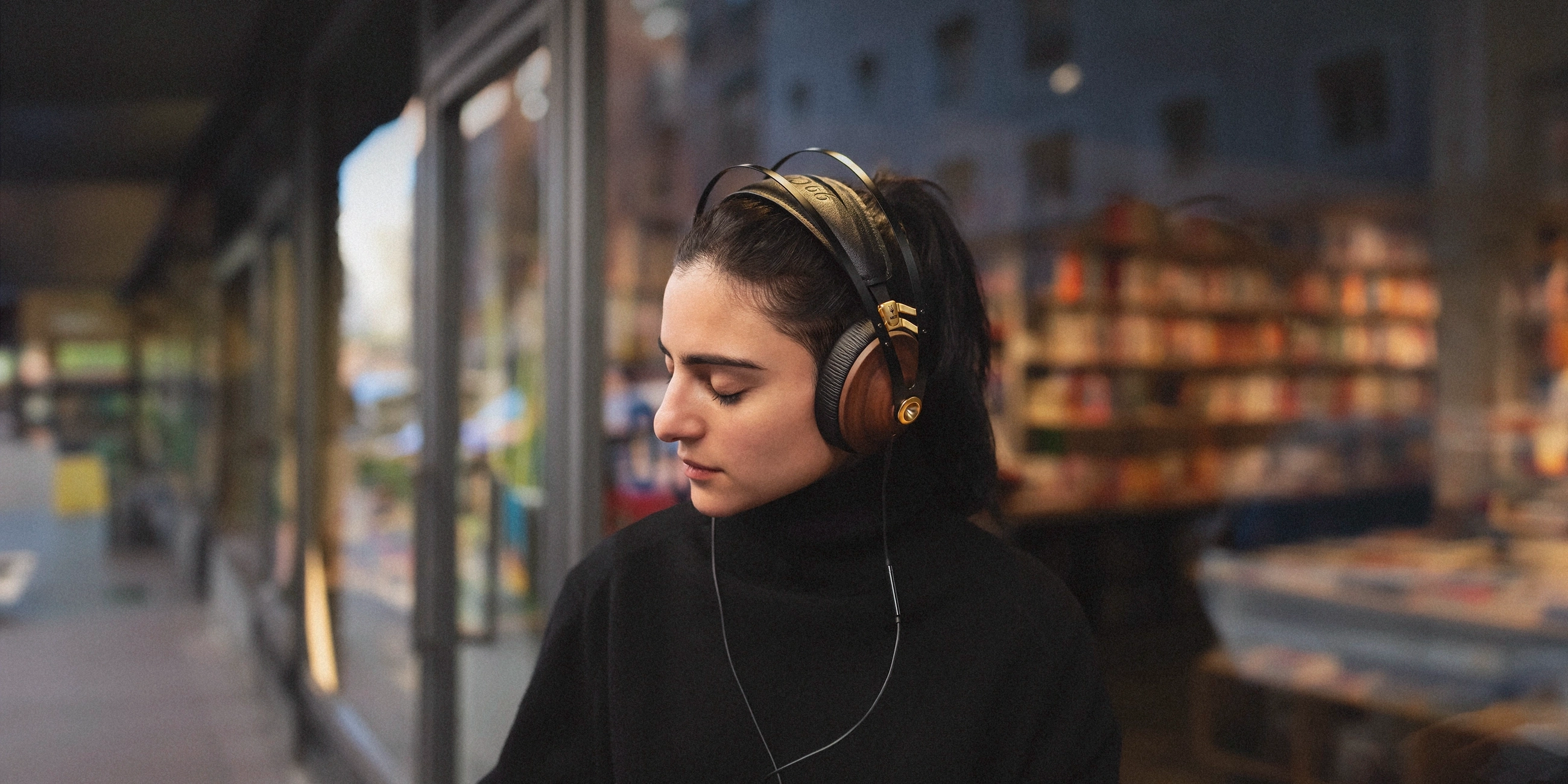 Náhlavní sluchátka Meze Audio 99 Classics s mušlemi z ořechového dřeva a zlatým kovovým rámem