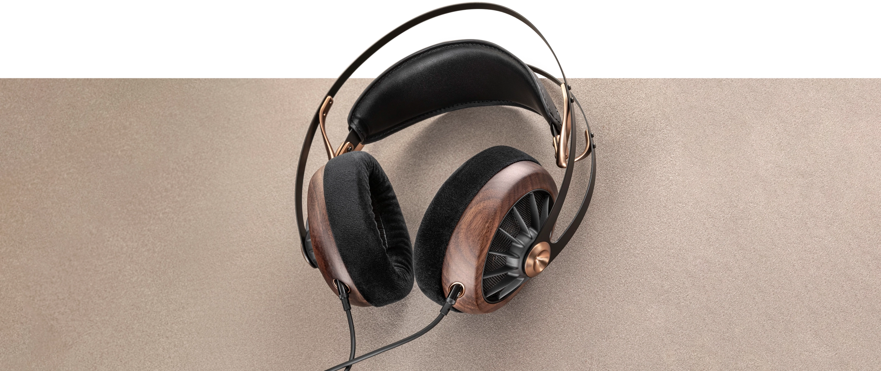 Detail otevřené pavoukovité mřížky mušle Meze Audio 109 Pro odhalující dynamický měnič