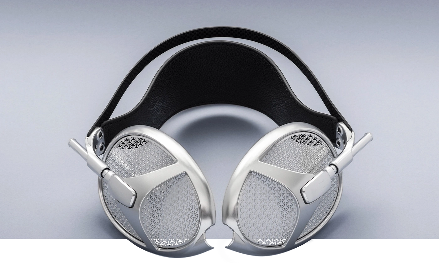 Náhlavní sluchátka Meze Audio Elite Tungsten s hlavovým mostem z uhlíkových vláken na poslechovém stole