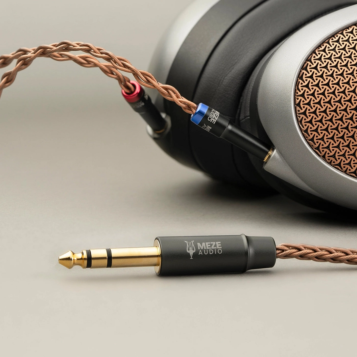 Detail prémiového měděného kabelu sluchátek Meze Audio Poet s konektorem 6,3 mm