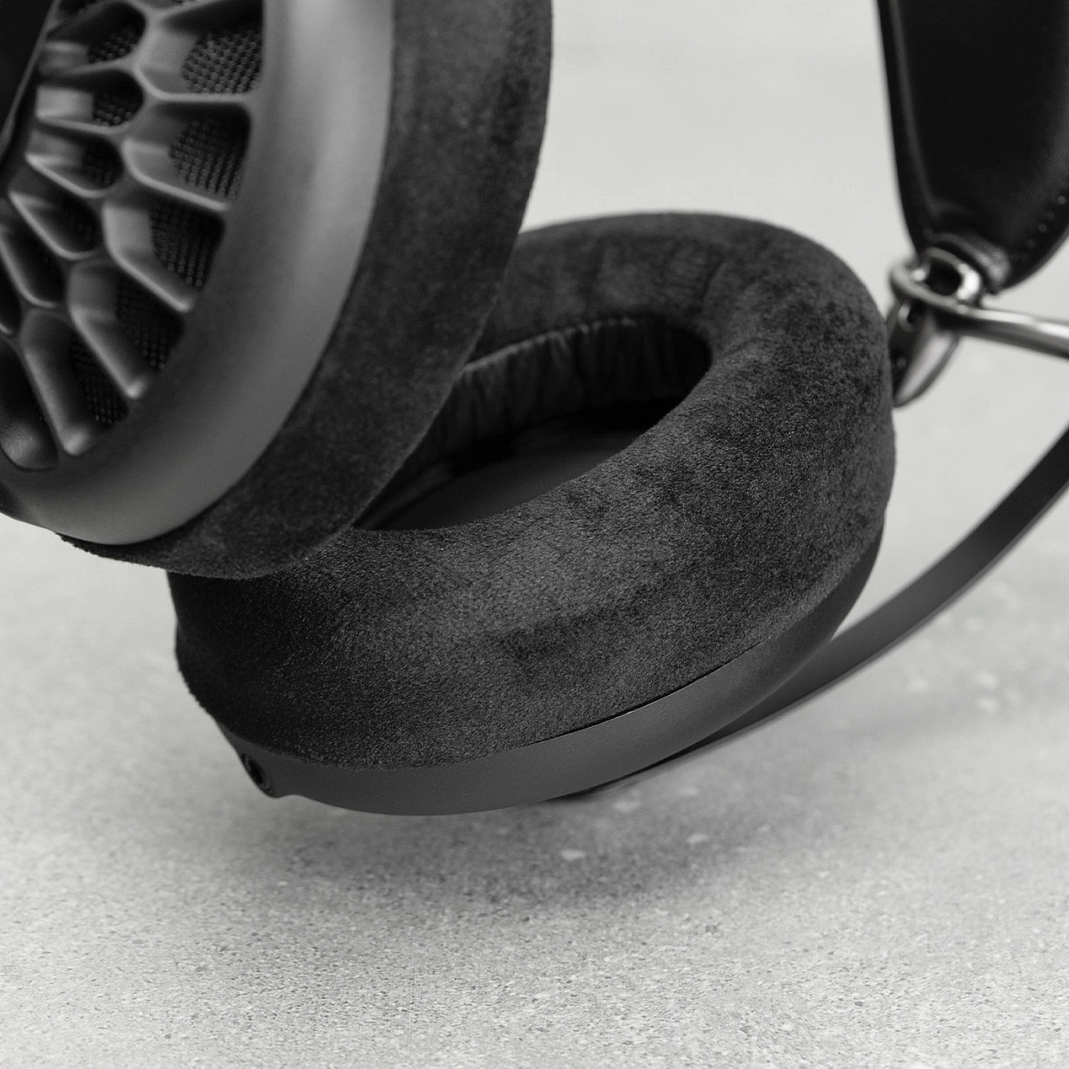 Otevřená sluchátka Meze Audio 105 Aer v klidném domácím poslechovém prostředí