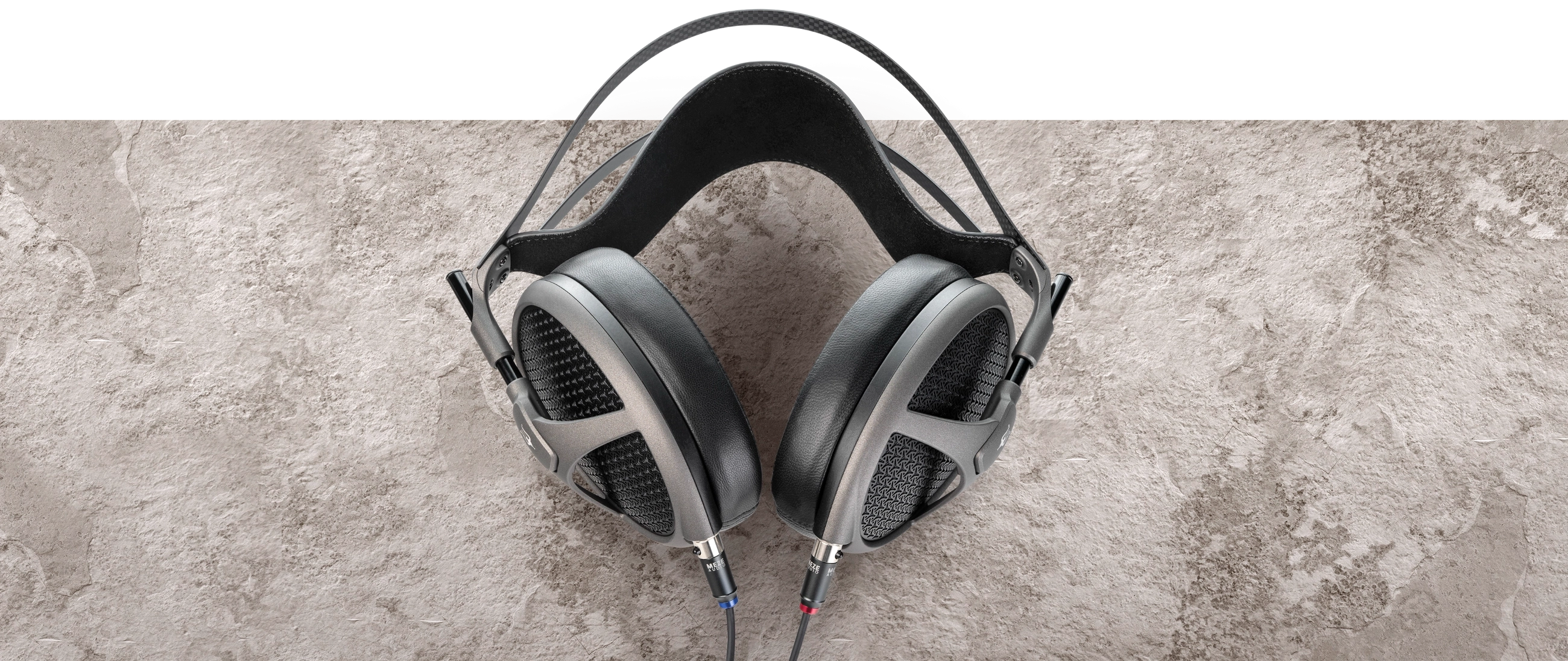 Detail otevřené konstrukce a kovové mřížky náhlavních sluchátek Meze Audio Elite Tungsten