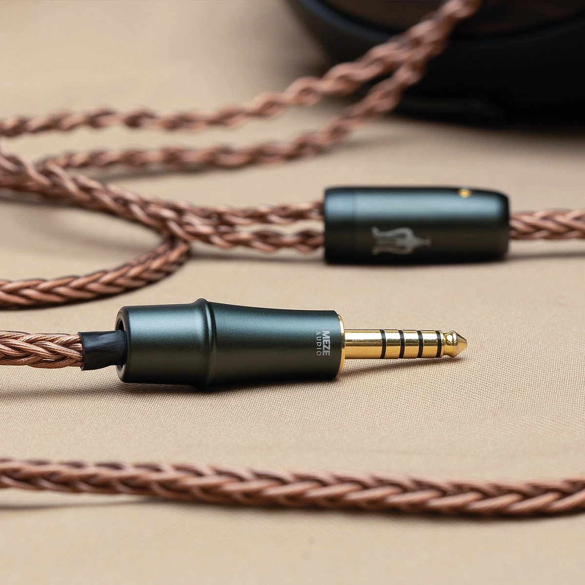 Detail prémiového měděného kabelu sluchátek Meze Audio Liric 2 s konektory 4,4 mm a 3,5 mm