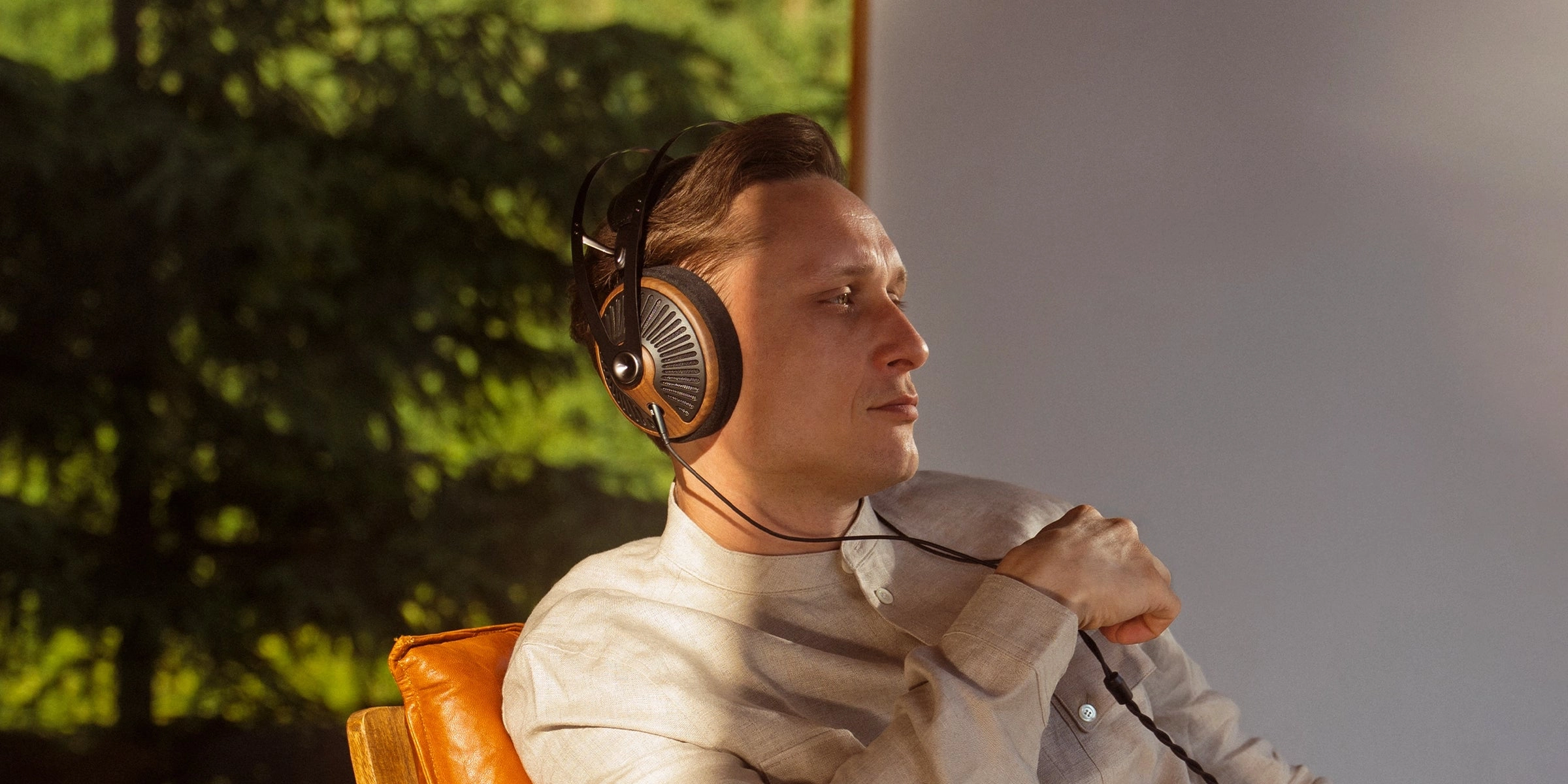 Otevřená sluchátka Meze Audio 105 SILVA s ořechovým dřevem mušlí a radiální mřížkou
