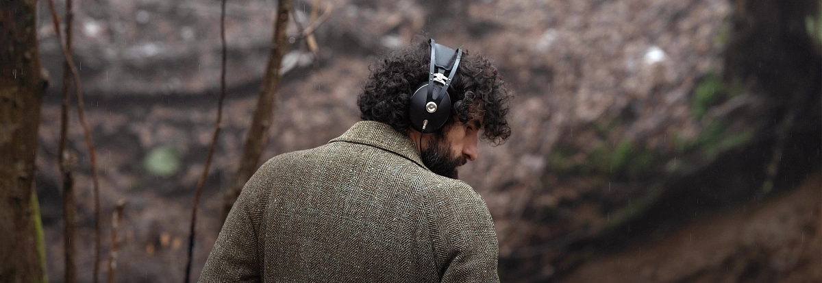 Náhlavní sluchátka Meze Audio 99 Neo s temně černým kovovým tělem a texturovanými mušlemi