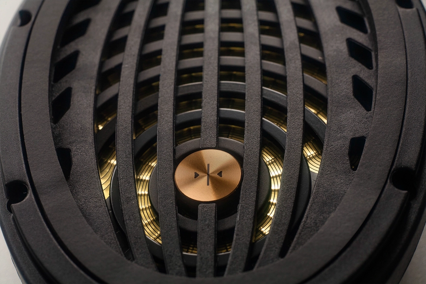 Detail redesignované mřížky měniče ve stylu art deco u sluchátek Meze Audio Empyrean II