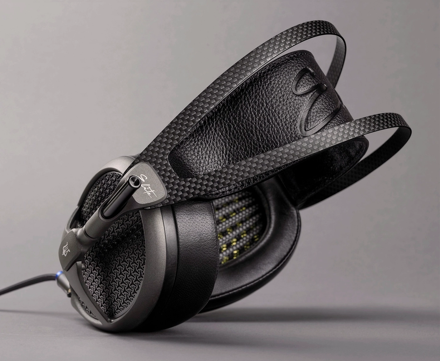 Detail odnímatelného kabelu a konektoru vlajkových sluchátek Meze Audio Elite Tungsten