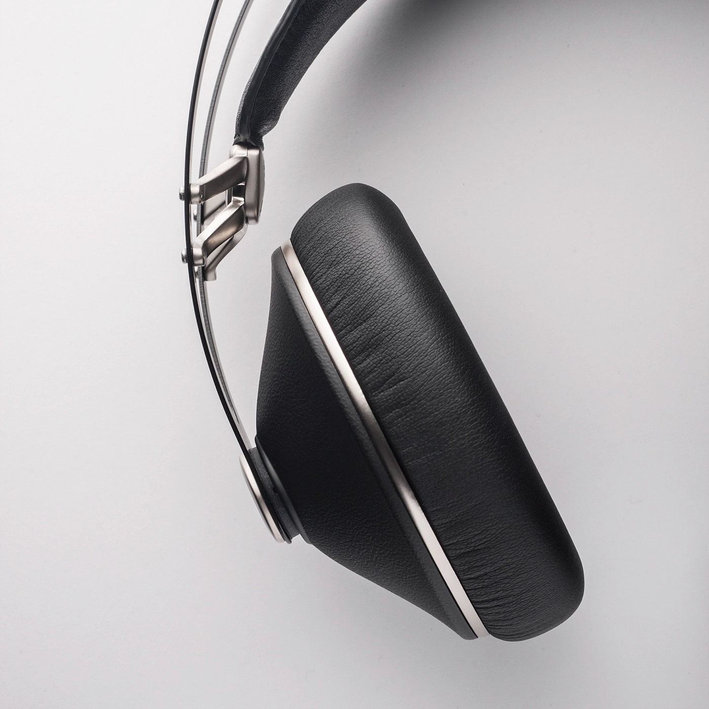Samonastavitelný hlavový most z manganové pružinové oceli na sluchátkách Meze Audio 99 Neo