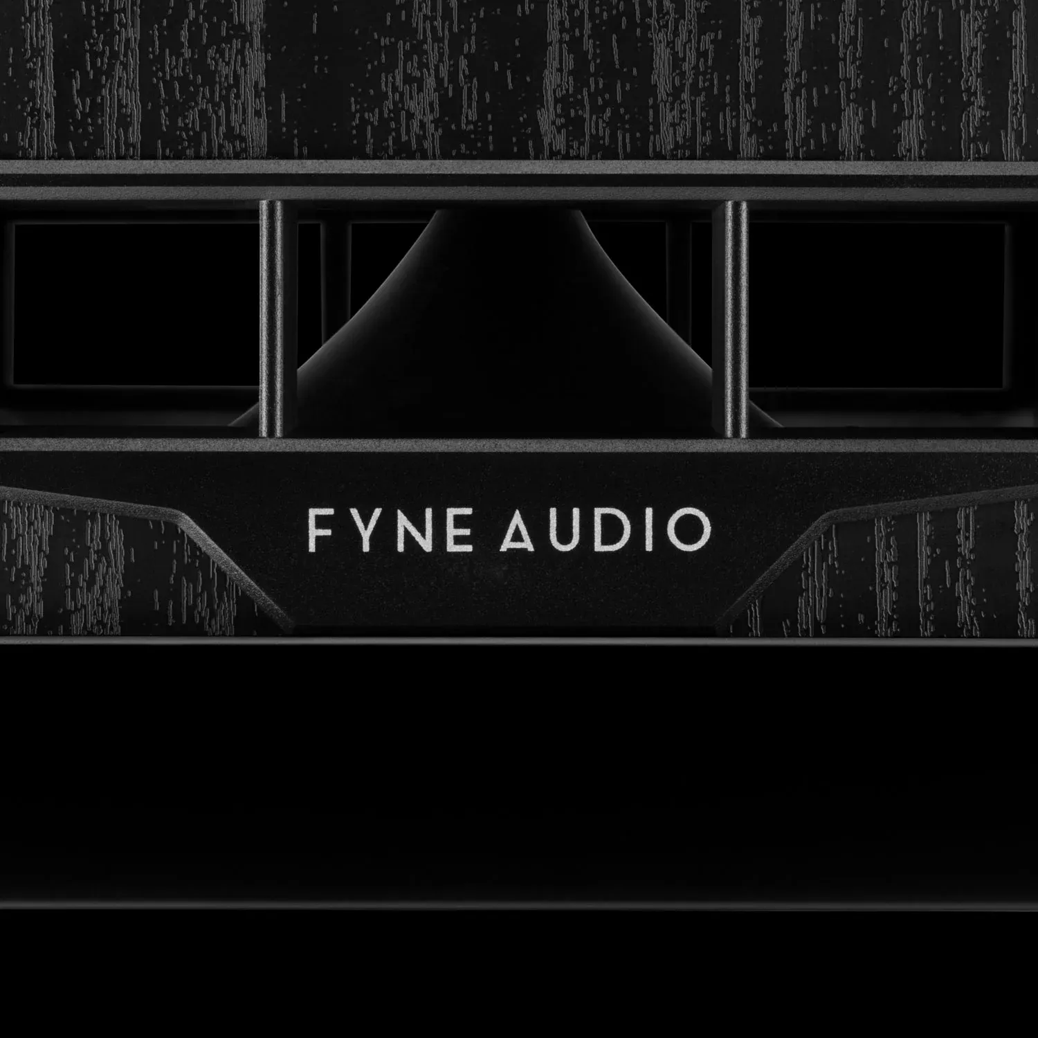 Detail difuzoru BassTrax v základně Fyne Audio F501E s logem FYNE AUDIO