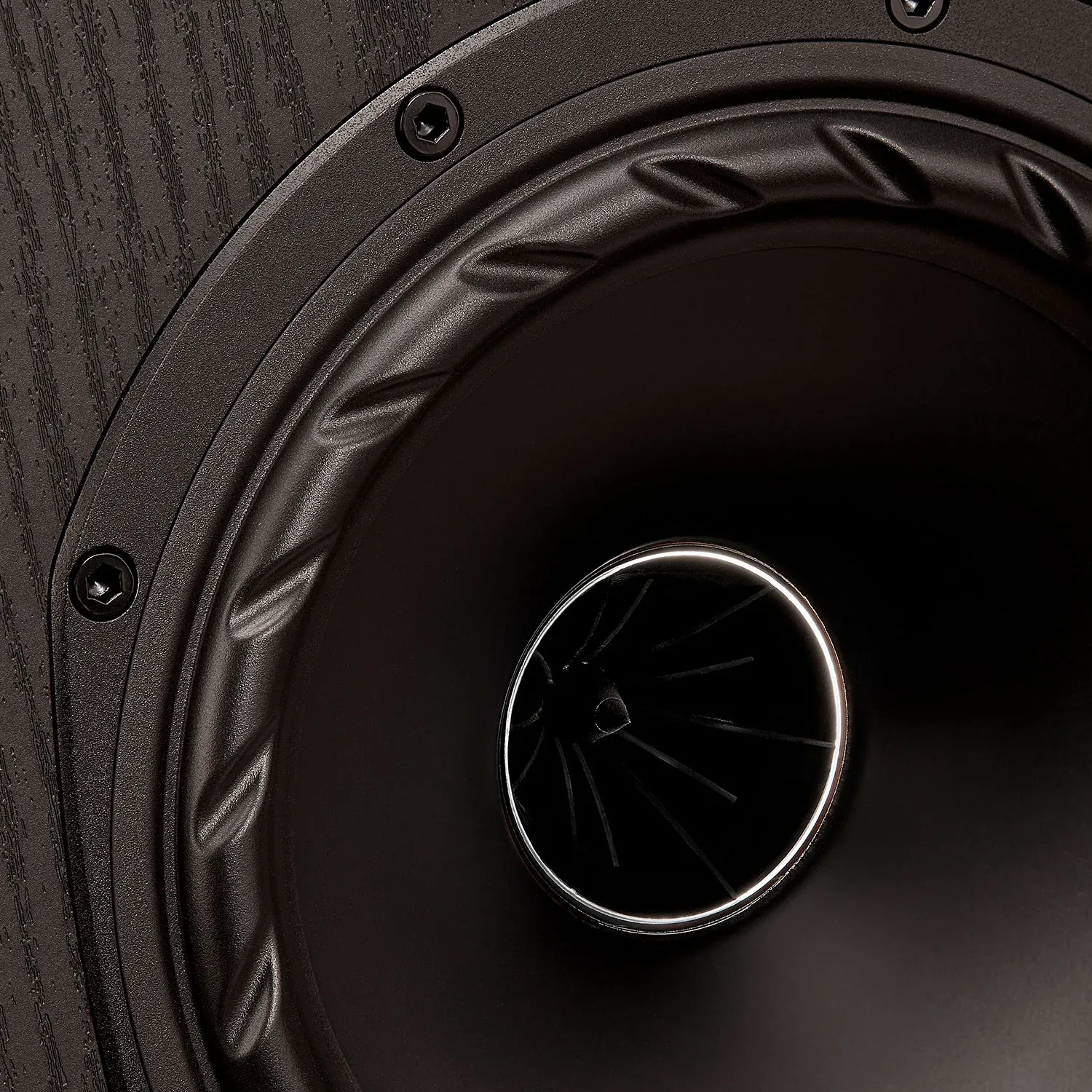 Detailní makro koncentrického měniče IsoFlare Fyne Audio F501E s výškovou kopulkou ve středu středobasové membrány