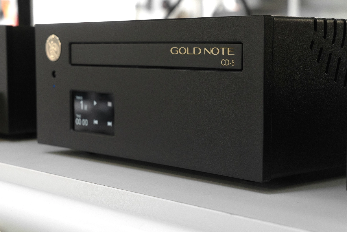 Gold Note CD-5 v detailu s vysunutou mechanikou