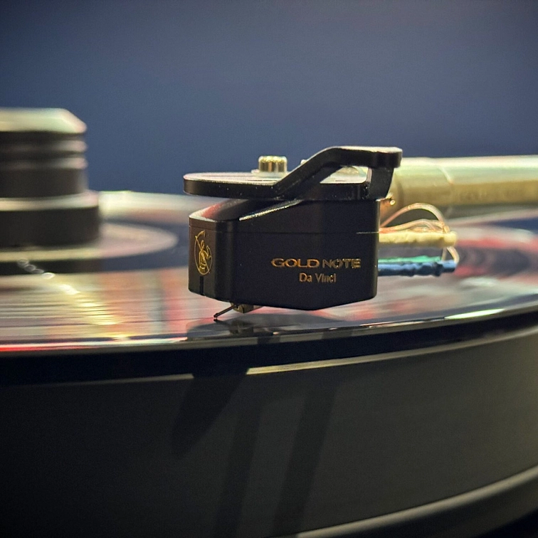 Přenoska Gold Note DA VINCI nasazená na rameni gramofonu při snímání drážky vinylové desky