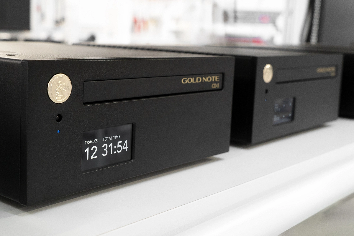 Dva kompaktní Gold Note CD-5 vedle sebe na polici s displejem zobrazujícím počet stop a čas