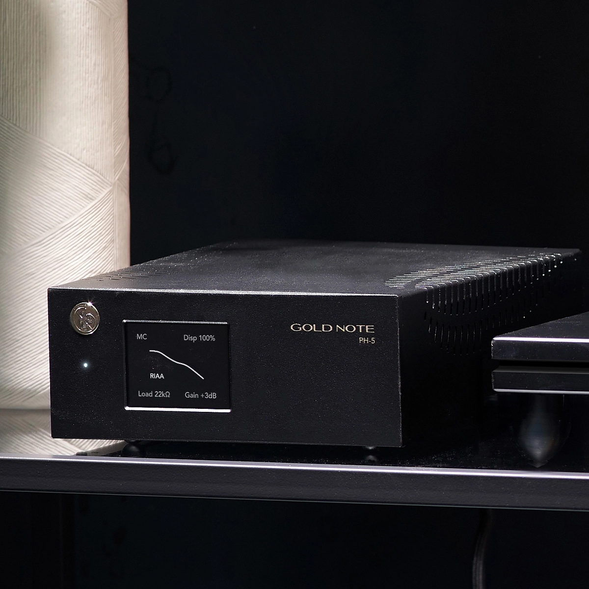 Gold Note PH-5 zezadu se vstupy RCA a symetrickými XLR výstupy